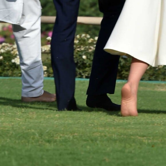 Kate Middleton et le prince William se sont déchaussés à Gandhi Smriti à New Delhi pour se recueillir sur le mémorial du Mahatma Gandhi, sur le lieu même de son assassinat en 1948, le 11 avril 2016 au deuxième jour de leur visite officielle en Inde.