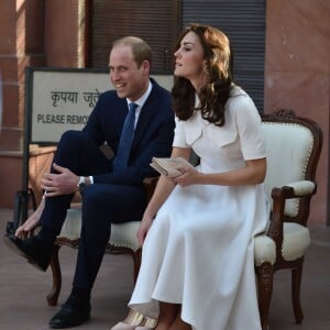 Le prince William et Kate Middleton se déchaussant au musée consacré à Gandhi à New Delhi, en Inde, le 11 avril 2016, avant de refaire la parcours de sa chambre au jardin, où il fut assassiné en 1948.