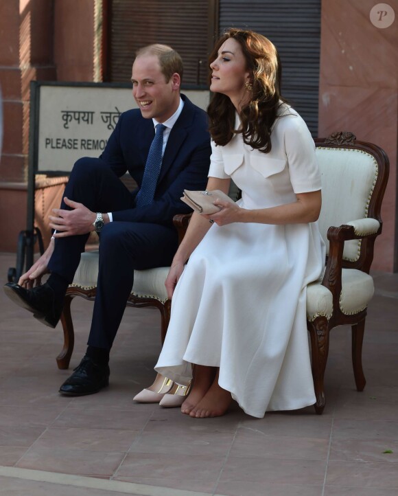 Le prince William et Kate Middleton se déchaussant au musée consacré à Gandhi à New Delhi, en Inde, le 11 avril 2016, avant de refaire la parcours de sa chambre au jardin, où il fut assassiné en 1948.