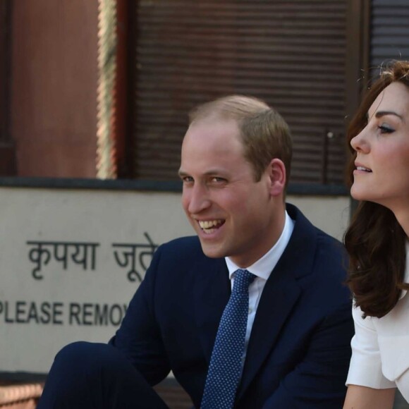 Le prince William et Kate Middleton se déchaussant au musée consacré à Gandhi à New Delhi, en Inde, le 11 avril 2016, avant de refaire la parcours de sa chambre au jardin, où il fut assassiné en 1948.