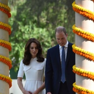 Le prince William, duc de Cambridge, et Kate Catherine Middleton, duchesse de Cambridge, visitent le musée Gandhi Smriti à New Delhi, avant d'aller se recueillir sur le mémorial de Mahatma Gandhi (pieds nus), à l'occasion de leur voyage en Inde. Le 11 avril 2016  11 April 2016. The Duke and Duchess of Cambridge at Gandhi Smriti in Delhi, India11/04/2016 - New Delhi