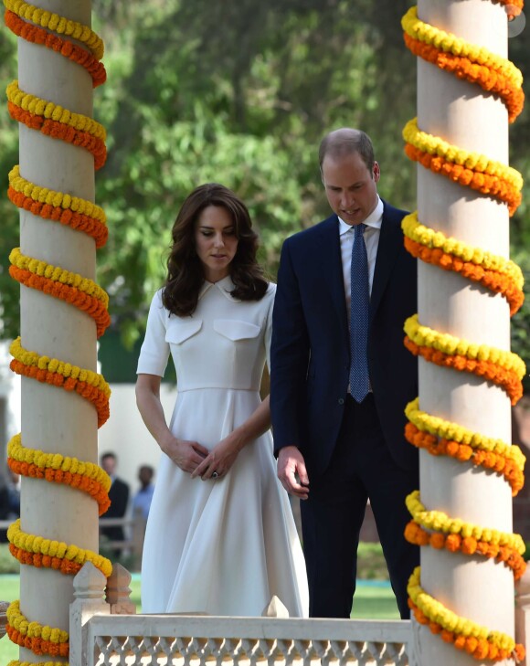 Le prince William, duc de Cambridge, et Kate Catherine Middleton, duchesse de Cambridge, visitent le musée Gandhi Smriti à New Delhi, avant d'aller se recueillir sur le mémorial de Mahatma Gandhi (pieds nus), à l'occasion de leur voyage en Inde. Le 11 avril 2016  11 April 2016. The Duke and Duchess of Cambridge at Gandhi Smriti in Delhi, India11/04/2016 - New Delhi