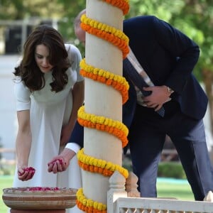 Le prince William, duc de Cambridge, et Kate Catherine Middleton, duchesse de Cambridge, visitent le musée Gandhi Smriti à New Delhi, avant d'aller se recueillir sur le mémorial de Mahatma Gandhi (pieds nus), à l'occasion de leur voyage en Inde. Le 11 avril 2016  11 April 2016. The Duke and Duchess of Cambridge at Gandhi Smriti in Delhi, India11/04/2016 - New Delhi