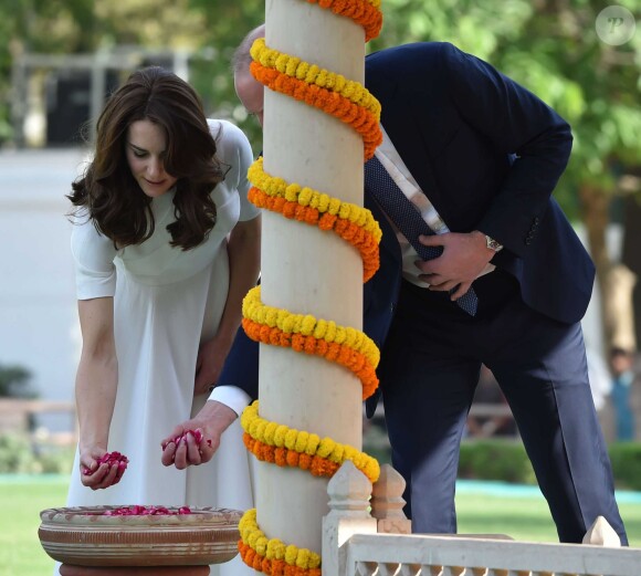 Le prince William, duc de Cambridge, et Kate Catherine Middleton, duchesse de Cambridge, visitent le musée Gandhi Smriti à New Delhi, avant d'aller se recueillir sur le mémorial de Mahatma Gandhi (pieds nus), à l'occasion de leur voyage en Inde. Le 11 avril 2016  11 April 2016. The Duke and Duchess of Cambridge at Gandhi Smriti in Delhi, India11/04/2016 - New Delhi