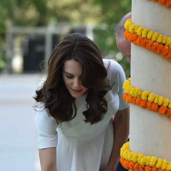 Le prince William, duc de Cambridge, et Kate Catherine Middleton, duchesse de Cambridge, visitent le musée Gandhi Smriti à New Delhi, avant d'aller se recueillir sur le mémorial de Mahatma Gandhi (pieds nus), à l'occasion de leur voyage en Inde. Le 11 avril 2016  11 April 2016. The Duke and Duchess of Cambridge at Gandhi Smriti in Delhi, India11/04/2016 - New Delhi