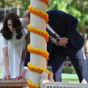 Le prince William, duc de Cambridge, et Kate Catherine Middleton, duchesse de Cambridge, visitent le musée Gandhi Smriti à New Delhi, avant d'aller se recueillir sur le mémorial de Mahatma Gandhi (pieds nus), à l'occasion de leur voyage en Inde. Le 11 avril 2016  11 April 2016. The Duke and Duchess of Cambridge at Gandhi Smriti in Delhi, India11/04/2016 - New Delhi