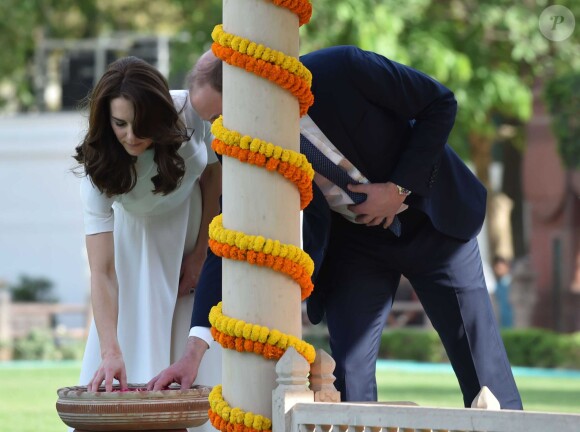 Le prince William, duc de Cambridge, et Kate Catherine Middleton, duchesse de Cambridge, visitent le musée Gandhi Smriti à New Delhi, avant d'aller se recueillir sur le mémorial de Mahatma Gandhi (pieds nus), à l'occasion de leur voyage en Inde. Le 11 avril 2016  11 April 2016. The Duke and Duchess of Cambridge at Gandhi Smriti in Delhi, India11/04/2016 - New Delhi
