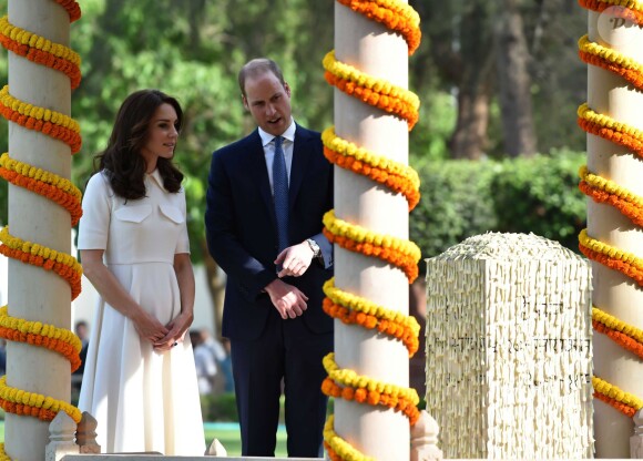 Le prince William, duc de Cambridge, et Kate Catherine Middleton, duchesse de Cambridge, visitent le musée Gandhi Smriti à New Delhi, avant d'aller se recueillir sur le mémorial de Mahatma Gandhi (pieds nus), à l'occasion de leur voyage en Inde. Le 11 avril 2016  11 April 2016. The Duke and Duchess of Cambridge at Gandhi Smriti in Delhi, India11/04/2016 - New Delhi