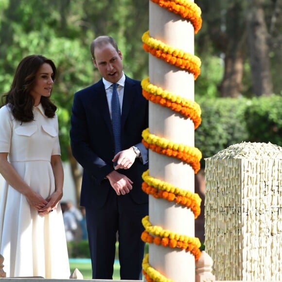 Le prince William, duc de Cambridge, et Kate Catherine Middleton, duchesse de Cambridge, visitent le musée Gandhi Smriti à New Delhi, avant d'aller se recueillir sur le mémorial de Mahatma Gandhi (pieds nus), à l'occasion de leur voyage en Inde. Le 11 avril 2016  11 April 2016. The Duke and Duchess of Cambridge at Gandhi Smriti in Delhi, India11/04/2016 - New Delhi