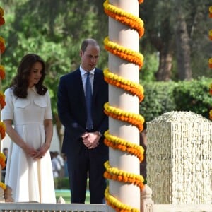 Le prince William, duc de Cambridge, et Kate Catherine Middleton, duchesse de Cambridge, visitent le musée Gandhi Smriti à New Delhi, avant d'aller se recueillir sur le mémorial de Mahatma Gandhi (pieds nus), à l'occasion de leur voyage en Inde. Le 11 avril 2016  11 April 2016. The Duke and Duchess of Cambridge at Gandhi Smriti in Delhi, India11/04/2016 - New Delhi