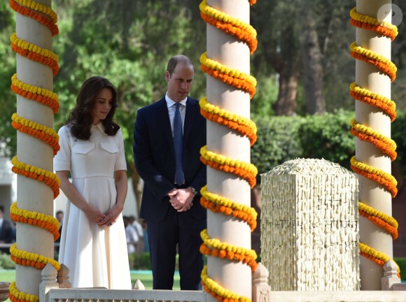 Le prince William, duc de Cambridge, et Kate Catherine Middleton, duchesse de Cambridge, visitent le musée Gandhi Smriti à New Delhi, avant d'aller se recueillir sur le mémorial de Mahatma Gandhi (pieds nus), à l'occasion de leur voyage en Inde. Le 11 avril 2016  11 April 2016. The Duke and Duchess of Cambridge at Gandhi Smriti in Delhi, India11/04/2016 - New Delhi