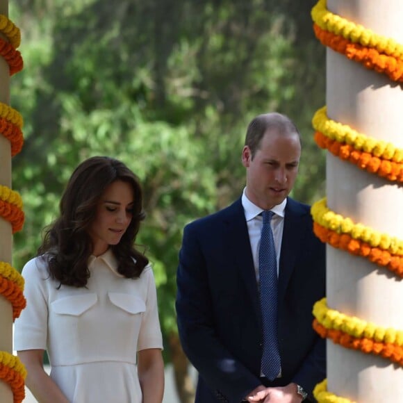 Le prince William, duc de Cambridge, et Kate Catherine Middleton, duchesse de Cambridge, visitent le musée Gandhi Smriti à New Delhi, avant d'aller se recueillir sur le mémorial de Mahatma Gandhi (pieds nus), à l'occasion de leur voyage en Inde. Le 11 avril 2016  11 April 2016. The Duke and Duchess of Cambridge at Gandhi Smriti in Delhi, India11/04/2016 - New Delhi