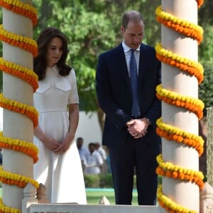 Le prince William, duc de Cambridge, et Kate Catherine Middleton, duchesse de Cambridge, visitent le musée Gandhi Smriti à New Delhi, avant d'aller se recueillir sur le mémorial de Mahatma Gandhi (pieds nus), à l'occasion de leur voyage en Inde. Le 11 avril 2016  11 April 2016. The Duke and Duchess of Cambridge at Gandhi Smriti in Delhi, India11/04/2016 - New Delhi