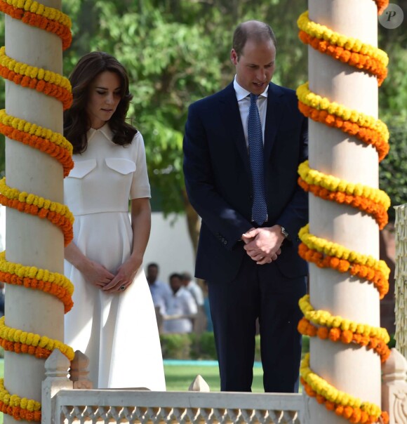 Le prince William, duc de Cambridge, et Kate Catherine Middleton, duchesse de Cambridge, visitent le musée Gandhi Smriti à New Delhi, avant d'aller se recueillir sur le mémorial de Mahatma Gandhi (pieds nus), à l'occasion de leur voyage en Inde. Le 11 avril 2016  11 April 2016. The Duke and Duchess of Cambridge at Gandhi Smriti in Delhi, India11/04/2016 - New Delhi