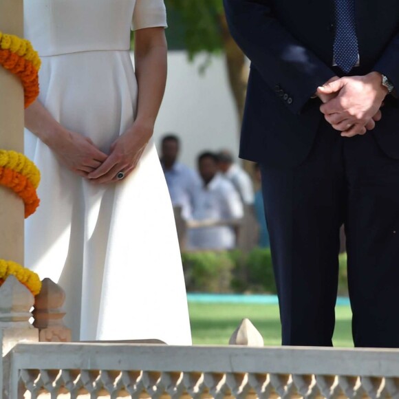 Le prince William, duc de Cambridge, et Kate Catherine Middleton, duchesse de Cambridge, visitent le musée Gandhi Smriti à New Delhi, avant d'aller se recueillir sur le mémorial de Mahatma Gandhi (pieds nus), à l'occasion de leur voyage en Inde. Le 11 avril 2016  11 April 2016. The Duke and Duchess of Cambridge at Gandhi Smriti in Delhi, India11/04/2016 - New Delhi