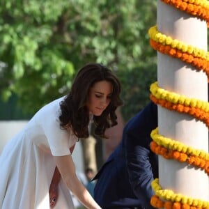 Le prince William, duc de Cambridge, et Kate Catherine Middleton, duchesse de Cambridge, visitent le musée Gandhi Smriti à New Delhi, avant d'aller se recueillir sur le mémorial de Mahatma Gandhi (pieds nus), à l'occasion de leur voyage en Inde. Le 11 avril 2016  11 April 2016. The Duke and Duchess of Cambridge at Gandhi Smriti in Delhi, India11/04/2016 - New Delhi