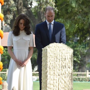 Le prince William, duc de Cambridge, et Kate Catherine Middleton, duchesse de Cambridge, visitent le musée Gandhi Smriti à New Delhi, avant d'aller se recueillir sur le mémorial de Mahatma Gandhi (pieds nus), à l'occasion de leur voyage en Inde. Le 11 avril 2016  11 April 2016. The Duke and Duchess of Cambridge at Gandhi Smriti in Delhi, India11/04/2016 - New Delhi