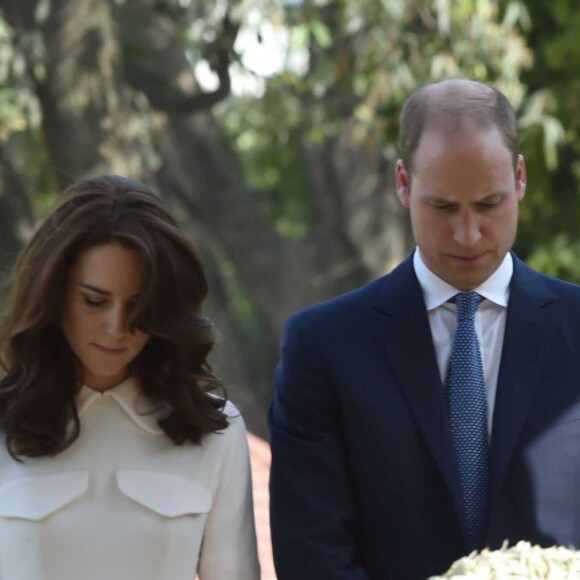 Le prince William, duc de Cambridge, et Kate Catherine Middleton, duchesse de Cambridge, visitent le musée Gandhi Smriti à New Delhi, avant d'aller se recueillir sur le mémorial de Mahatma Gandhi (pieds nus), à l'occasion de leur voyage en Inde. Le 11 avril 2016  11 April 2016. The Duke and Duchess of Cambridge at Gandhi Smriti in Delhi, India11/04/2016 - New Delhi