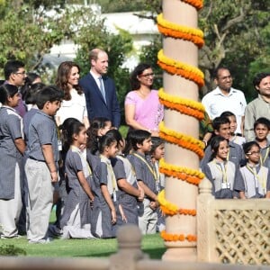 Le prince William, duc de Cambridge, et Kate Catherine Middleton, duchesse de Cambridge, visitent le musée Gandhi Smriti à New Delhi, avant d'aller se recueillir sur le mémorial de Mahatma Gandhi (pieds nus), à l'occasion de leur voyage en Inde. Le 11 avril 2016  11 April 2016. The Duke and Duchess of Cambridge at Gandhi Smriti in Delhi, India11/04/2016 - New Delhi