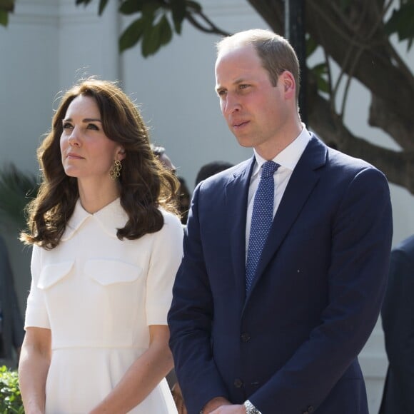 Le prince William, duc de Cambridge, et Kate Catherine Middleton, duchesse de Cambridge, visitent le musée Gandhi Smriti à New Delhi, avant d'aller se recueillir sur le mémorial de Mahatma Gandhi, à l'occasion de leur voyage en Inde. Le 11 avril 2016  11 April 2016. New Delhi, India. The Duke and Duchess of Cambridge arriving at the Gandhi Smriti in New Delhi on the second day of their tour of India and Bhutan.11/04/2016 - New Delhi