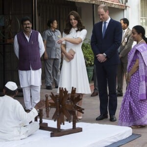 Le prince William, duc de Cambridge, et Kate Catherine Middleton, duchesse de Cambridge, visitent le musée Gandhi Smriti à New Delhi, avant d'aller se recueillir sur le mémorial de Mahatma Gandhi, à l'occasion de leur voyage en Inde. Le 11 avril 2016  11 April 2016. New Delhi, India. The Duke and Duchess of Cambridge arriving at the Gandhi Smriti in New Delhi on the second day of their tour of India and Bhutan.11/04/2016 - New Delhi