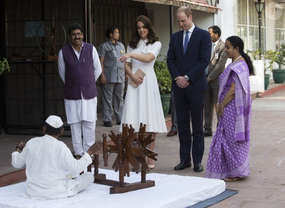 Le prince William, duc de Cambridge, et Kate Catherine Middleton, duchesse de Cambridge, visitent le musée Gandhi Smriti à New Delhi, avant d'aller se recueillir sur le mémorial de Mahatma Gandhi, à l'occasion de leur voyage en Inde. Le 11 avril 2016  11 April 2016. New Delhi, India. The Duke and Duchess of Cambridge arriving at the Gandhi Smriti in New Delhi on the second day of their tour of India and Bhutan.11/04/2016 - New Delhi