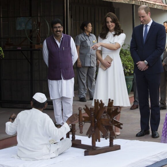 Le prince William, duc de Cambridge, et Kate Catherine Middleton, duchesse de Cambridge, visitent le musée Gandhi Smriti à New Delhi, avant d'aller se recueillir sur le mémorial de Mahatma Gandhi, à l'occasion de leur voyage en Inde. Le 11 avril 2016  11 April 2016. New Delhi, India. The Duke and Duchess of Cambridge arriving at the Gandhi Smriti in New Delhi on the second day of their tour of India and Bhutan.11/04/2016 - New Delhi