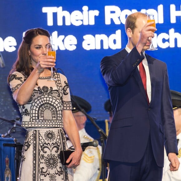 Le duc et la duchesse de Cambridge prenaient part le 11 avril 2016 à une garden party à la résidence du haut commissaire britannique à New Delhi au deuxième soir de leur tournée en Inde.