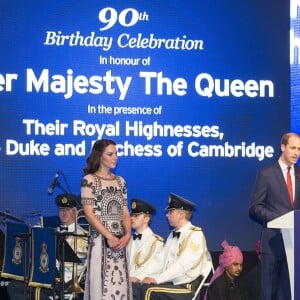 Le duc et la duchesse de Cambridge prenaient part le 11 avril 2016 à une garden party à la résidence du haut commissaire britannique à New Delhi au deuxième soir de leur tournée en Inde.