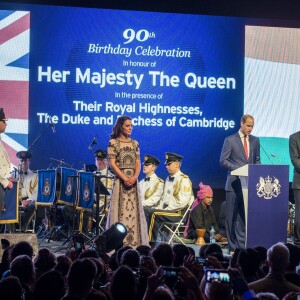 Le duc et la duchesse de Cambridge prenaient part le 11 avril 2016 à une garden party à la résidence du haut commissaire britannique à New Delhi au deuxième soir de leur tournée en Inde.