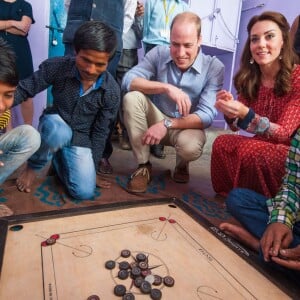 Kate Middleton (en robe Glamourous) et le prince William ont rencontré des membres de l'association Salaam Baalak et des enfants bénéficiaires de l'action de l'organisme le 12 avril 2016 à New Delhi, au troisième jour de leur visite officielle en Inde.