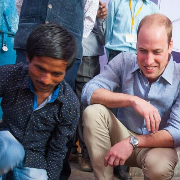 Kate Middleton (en robe Glamourous) et le prince William ont rencontré des membres de l'association Salaam Baalak et des enfants bénéficiaires de l'action de l'organisme le 12 avril 2016 à New Delhi, au troisième jour de leur visite officielle en Inde.