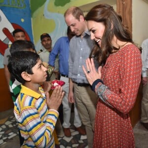 Kate Middleton (en robe Glamourous) et le prince William ont rencontré des membres de l'association Salaam Baalak et des enfants bénéficiaires de l'action de l'organisme le 12 avril 2016 à New Delhi, au troisième jour de leur visite officielle en Inde.