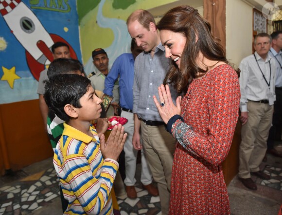 Kate Middleton (en robe Glamourous) et le prince William ont rencontré des membres de l'association Salaam Baalak et des enfants bénéficiaires de l'action de l'organisme le 12 avril 2016 à New Delhi, au troisième jour de leur visite officielle en Inde.