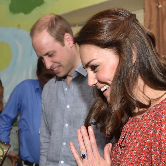 Kate Middleton (en robe Glamourous) et le prince William ont rencontré des membres de l'association Salaam Baalak et des enfants bénéficiaires de l'action de l'organisme le 12 avril 2016 à New Delhi, au troisième jour de leur visite officielle en Inde.