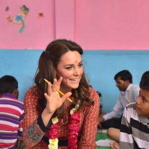 Kate Middleton (en robe Glamourous) et le prince William ont rencontré des membres de l'association Salaam Baalak et des enfants bénéficiaires de l'action de l'organisme le 12 avril 2016 à New Delhi, au troisième jour de leur visite officielle en Inde.