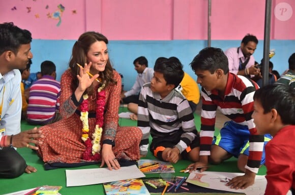 Kate Middleton (en robe Glamourous) et le prince William ont rencontré des membres de l'association Salaam Baalak et des enfants bénéficiaires de l'action de l'organisme le 12 avril 2016 à New Delhi, au troisième jour de leur visite officielle en Inde.
