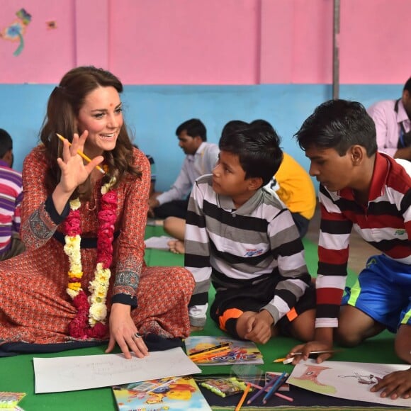 Kate Middleton (en robe Glamourous) et le prince William ont rencontré des membres de l'association Salaam Baalak et des enfants bénéficiaires de l'action de l'organisme le 12 avril 2016 à New Delhi, au troisième jour de leur visite officielle en Inde.