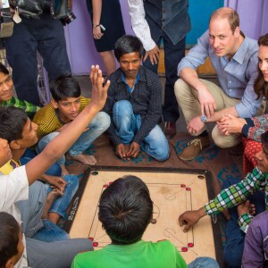 Kate Middleton (en robe Glamourous) et le prince William ont rencontré des membres de l'association Salaam Baalak et des enfants bénéficiaires de l'action de l'organisme le 12 avril 2016 à New Delhi, au troisième jour de leur visite officielle en Inde.