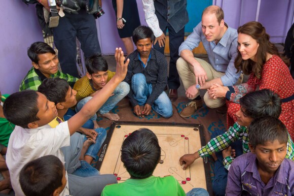 Kate Middleton (en robe Glamourous) et le prince William ont rencontré des membres de l'association Salaam Baalak et des enfants bénéficiaires de l'action de l'organisme le 12 avril 2016 à New Delhi, au troisième jour de leur visite officielle en Inde.