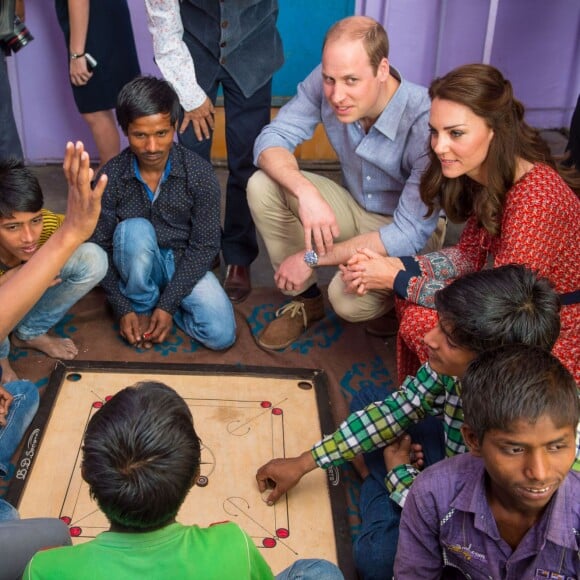 Kate Middleton (en robe Glamourous) et le prince William ont rencontré des membres de l'association Salaam Baalak et des enfants bénéficiaires de l'action de l'organisme le 12 avril 2016 à New Delhi, au troisième jour de leur visite officielle en Inde.