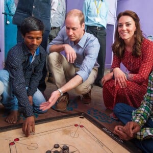 Kate Middleton (en robe Glamourous) et le prince William ont rencontré des membres de l'association Salaam Baalak et des enfants bénéficiaires de l'action de l'organisme le 12 avril 2016 à New Delhi, au troisième jour de leur visite officielle en Inde.