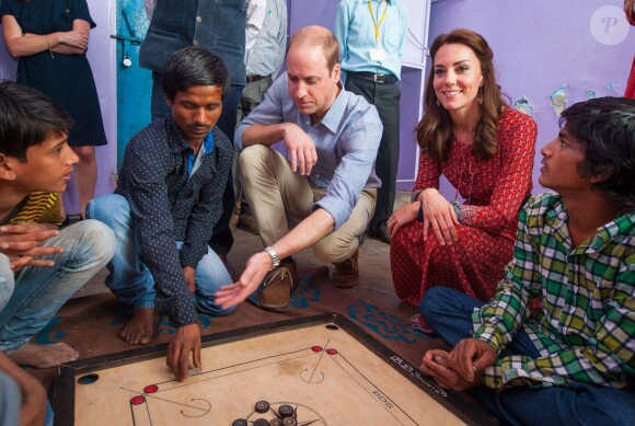 Kate Middleton (en robe Glamourous) et le prince William ont rencontré des membres de l'association Salaam Baalak et des enfants bénéficiaires de l'action de l'organisme le 12 avril 2016 à New Delhi, au troisième jour de leur visite officielle en Inde.