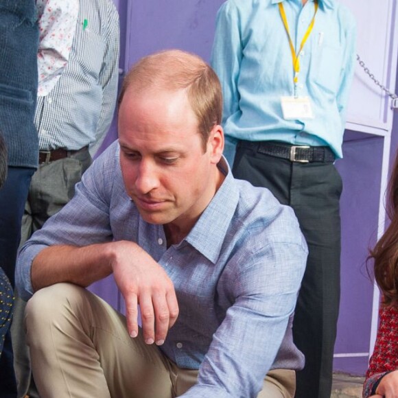 Kate Middleton (en robe Glamourous) et le prince William ont rencontré des membres de l'association Salaam Baalak et des enfants bénéficiaires de l'action de l'organisme le 12 avril 2016 à New Delhi, au troisième jour de leur visite officielle en Inde.