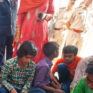 Kate Middleton (en robe Glamourous) et le prince William ont rencontré des membres de l'association Salaam Baalak et des enfants bénéficiaires de l'action de l'organisme le 12 avril 2016 à New Delhi, au troisième jour de leur visite officielle en Inde.