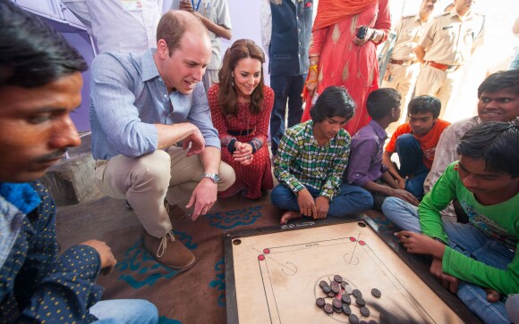 Kate Middleton (en robe Glamourous) et le prince William ont rencontré des membres de l'association Salaam Baalak et des enfants bénéficiaires de l'action de l'organisme le 12 avril 2016 à New Delhi, au troisième jour de leur visite officielle en Inde.