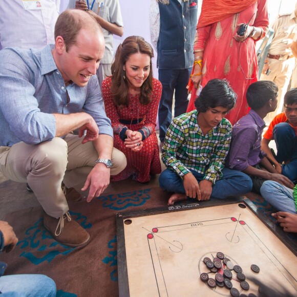 Kate Middleton (en robe Glamourous) et le prince William ont rencontré des membres de l'association Salaam Baalak et des enfants bénéficiaires de l'action de l'organisme le 12 avril 2016 à New Delhi, au troisième jour de leur visite officielle en Inde.