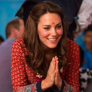 Kate Middleton (en robe Glamourous) a rencontré avec le prince William des membres de l'association Salaam Baalak et des enfants bénéficiaires de l'action de l'organisme le 12 avril 2016 à New Delhi, au troisième jour de leur visite officielle en Inde.