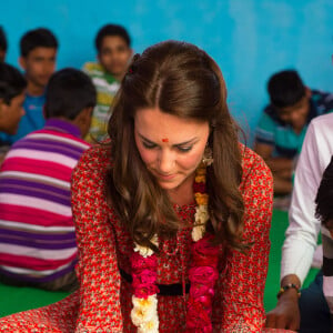 Kate Middleton (en robe Glamourous) a rencontré avec le prince William des membres de l'association Salaam Baalak et des enfants bénéficiaires de l'action de l'organisme le 12 avril 2016 à New Delhi, au troisième jour de leur visite officielle en Inde.