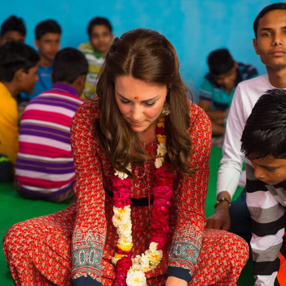 Kate Middleton (en robe Glamourous) a rencontré avec le prince William des membres de l'association Salaam Baalak et des enfants bénéficiaires de l'action de l'organisme le 12 avril 2016 à New Delhi, au troisième jour de leur visite officielle en Inde.